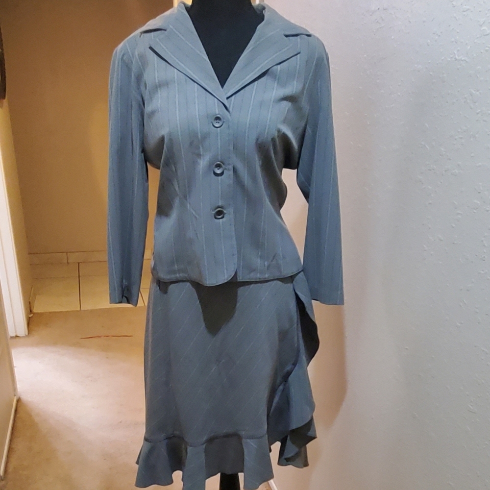 Juniors 2 peice Suit - gray striped- sz 7